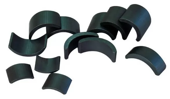 Ferrite arc magnets